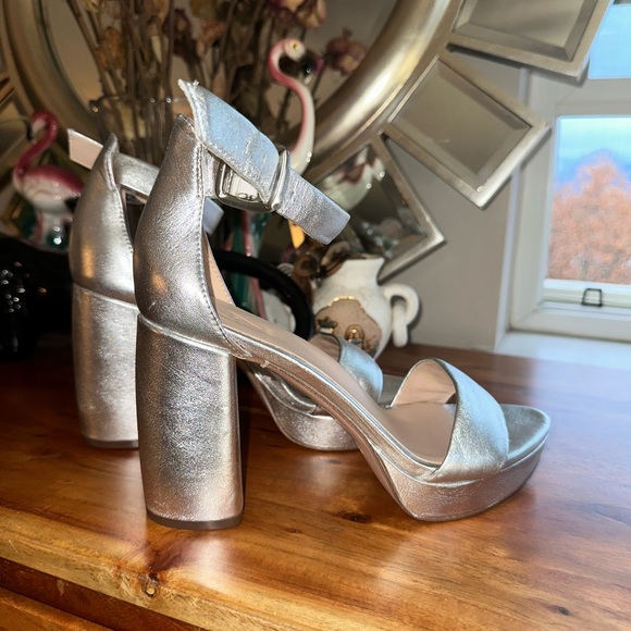 Naturalizer BRIAR size 8.5 wide silver platform cushioned - Picture 7 of 8